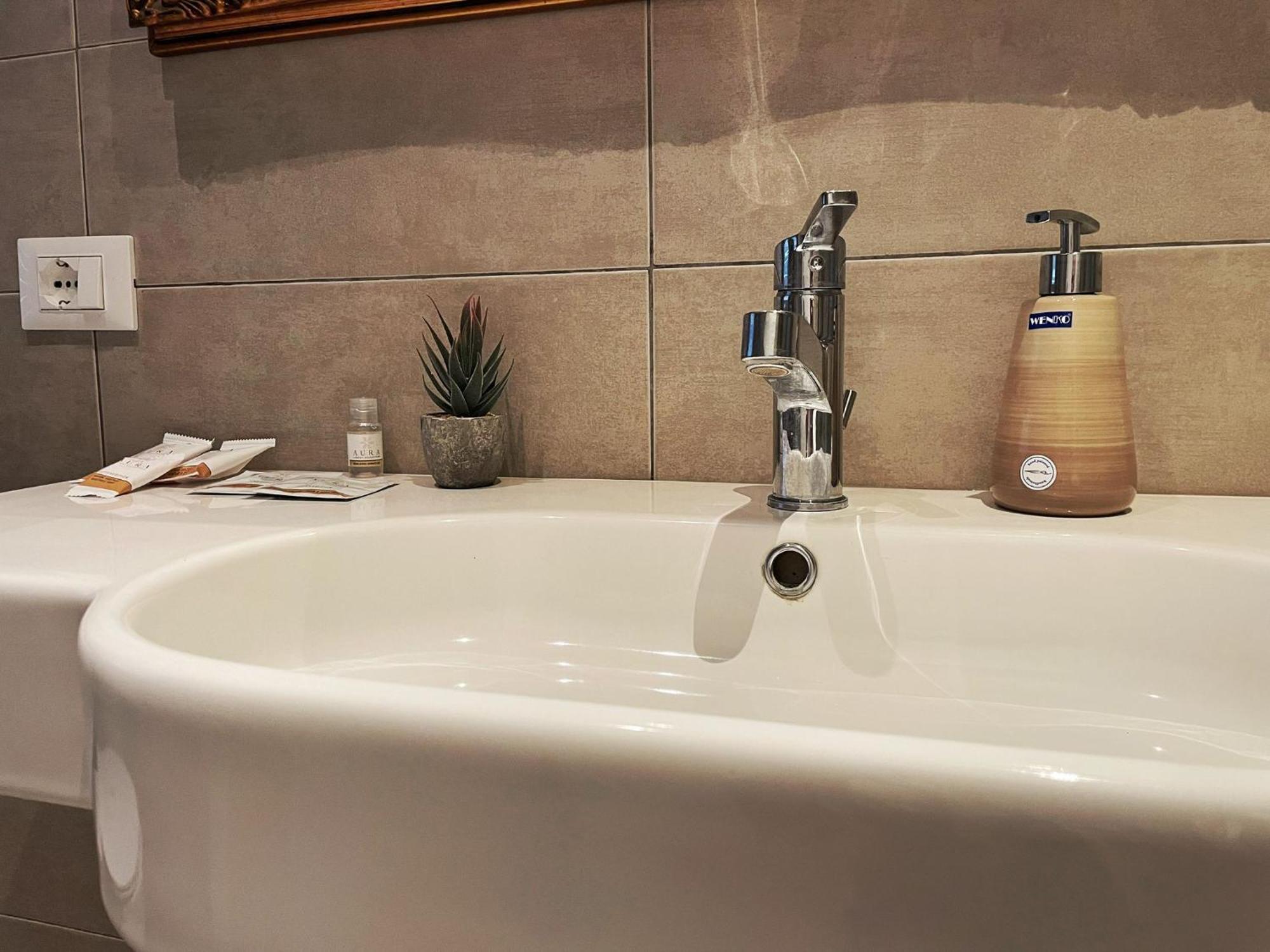 Alla Scaletta - Stanze Con Bagno Privato E Wifi A Pochi Passi Dal Duomo Mirandola Eksteriør billede