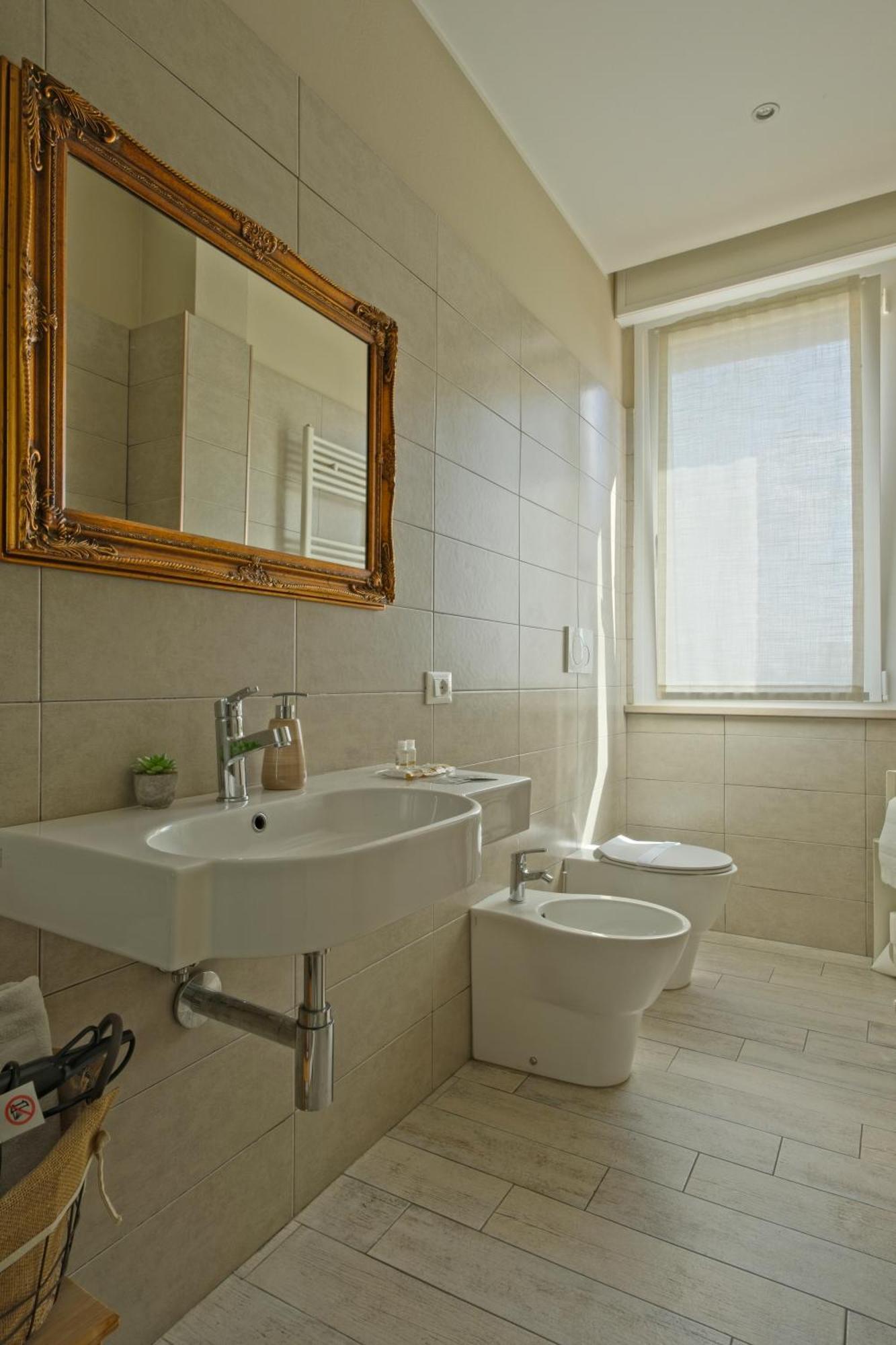 Alla Scaletta - Stanze Con Bagno Privato E Wifi A Pochi Passi Dal Duomo Hotel Mirandola Eksteriør billede