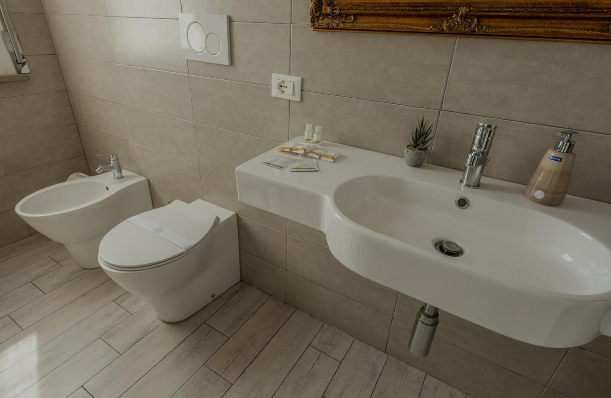 Alla Scaletta - Stanze Con Bagno Privato E Wifi A Pochi Passi Dal Duomo Mirandola Eksteriør billede