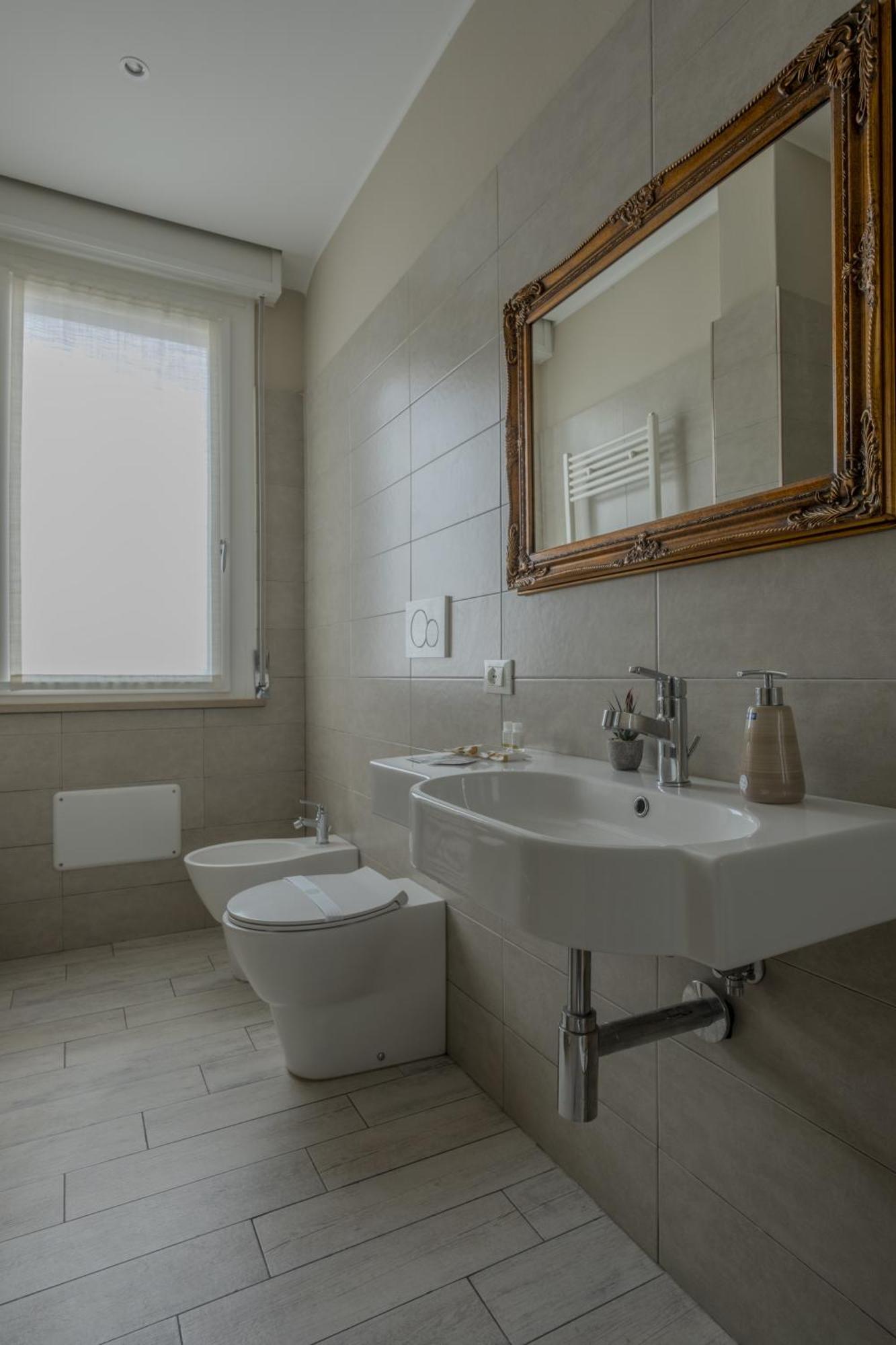 Alla Scaletta - Stanze Con Bagno Privato E Wifi A Pochi Passi Dal Duomo Mirandola Eksteriør billede